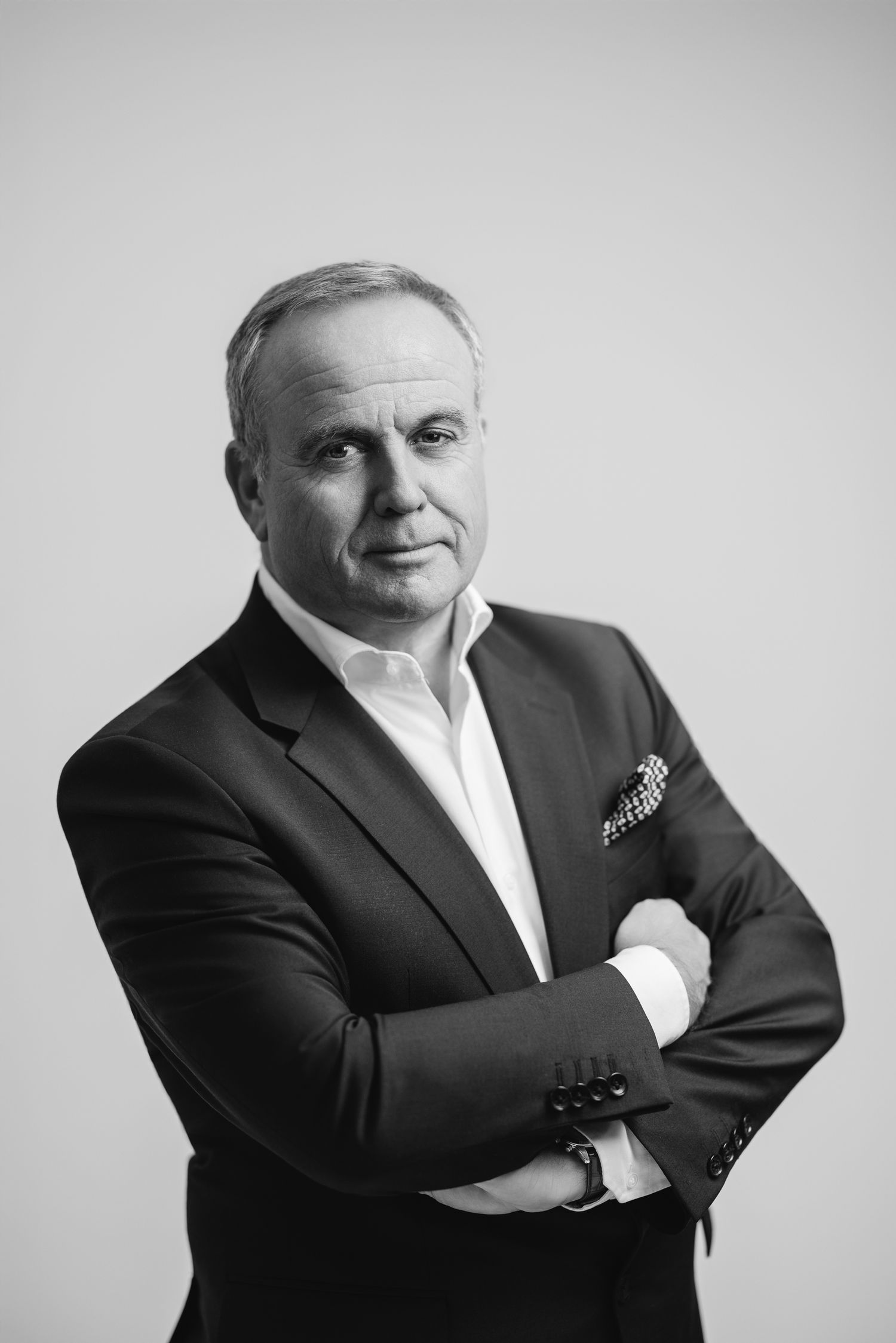 Black and white executive portrait of a man in a jacket with arms crossed, Brussels business photographer