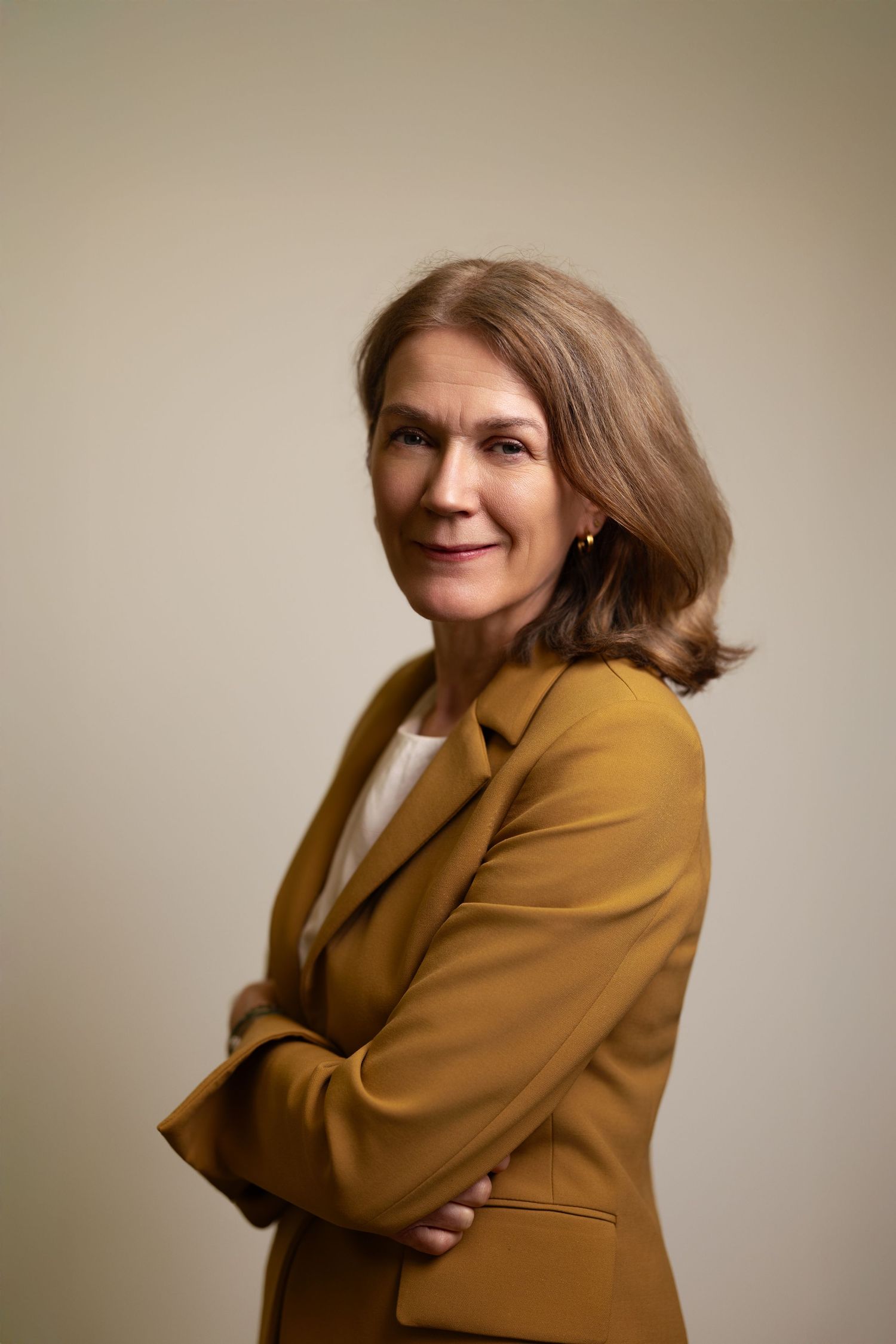 Business portrait of a woman in a mustard jacket, executive headshot Brussels