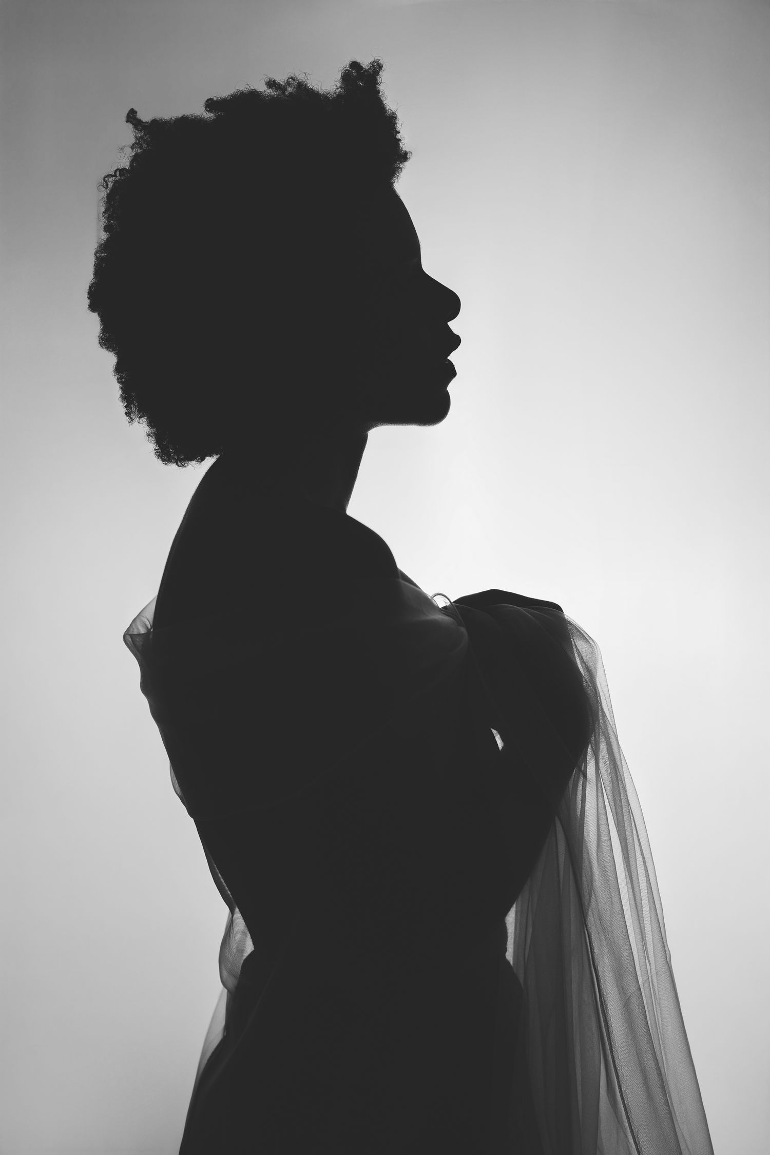 Black and white boudoir portrait of a woman in profile, Brussels photographer Liene Boutens