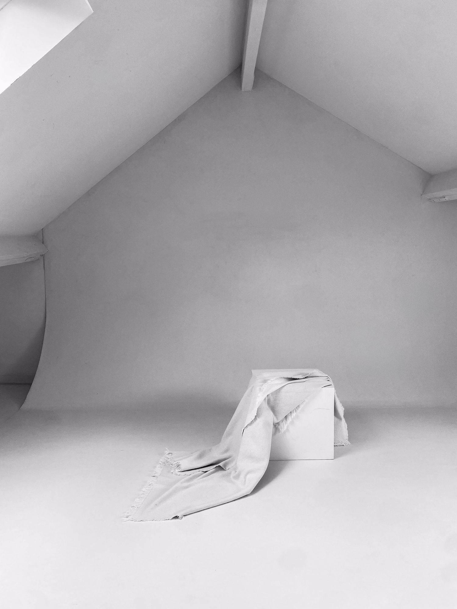 Minimalist boudoir photography studio in Anderlecht Brussels, white cyclorama wall and natural light