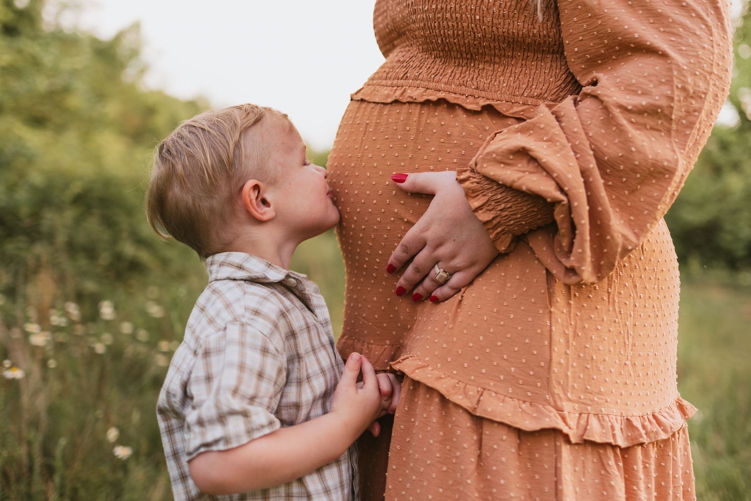 Toddler kissing moms belly in field, Chattanooga, TN – family maternity session, soft summer light