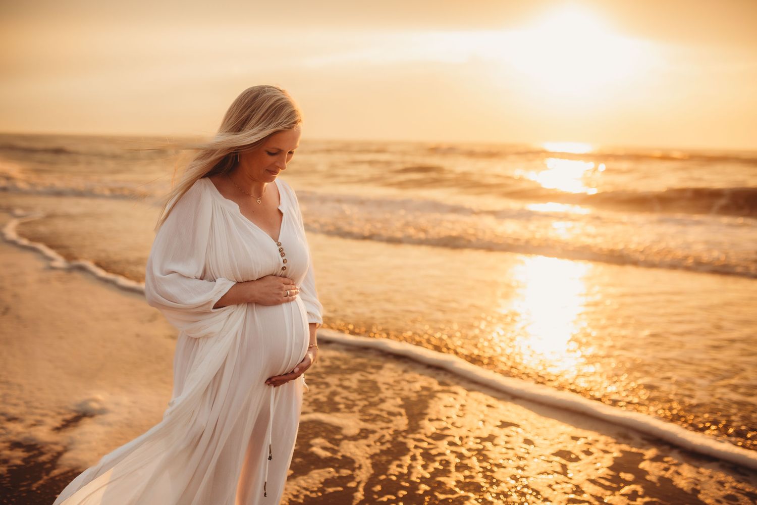 Zwangerschapsfotoshoot op het strand van Scheveningen