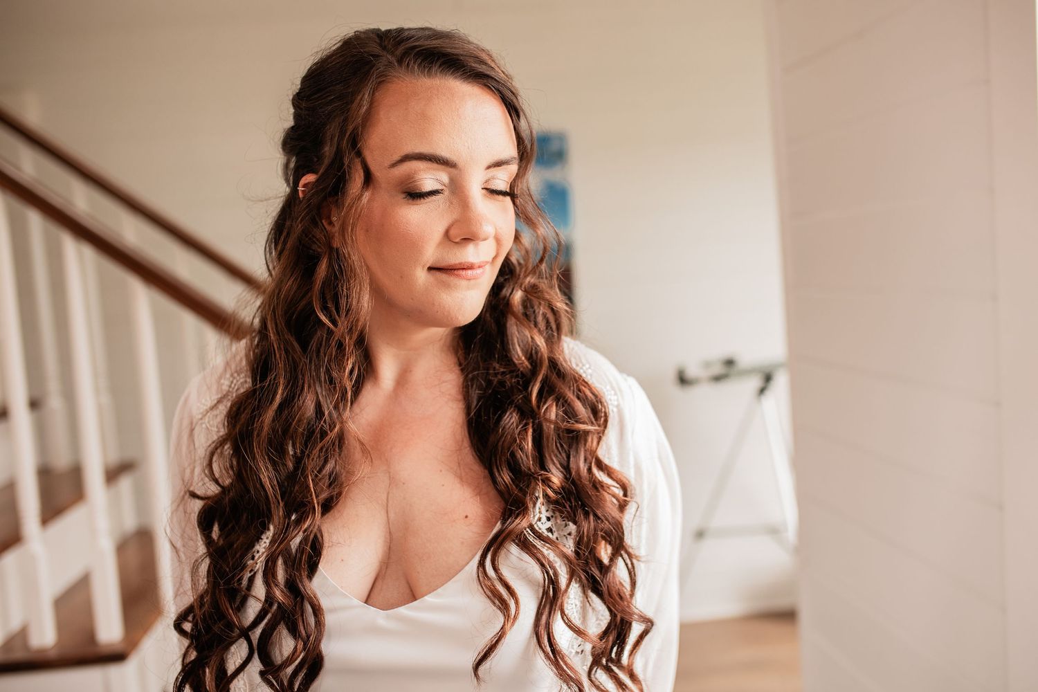 Close up of romantic wavy brunette hairstyle with soft natural makeup.