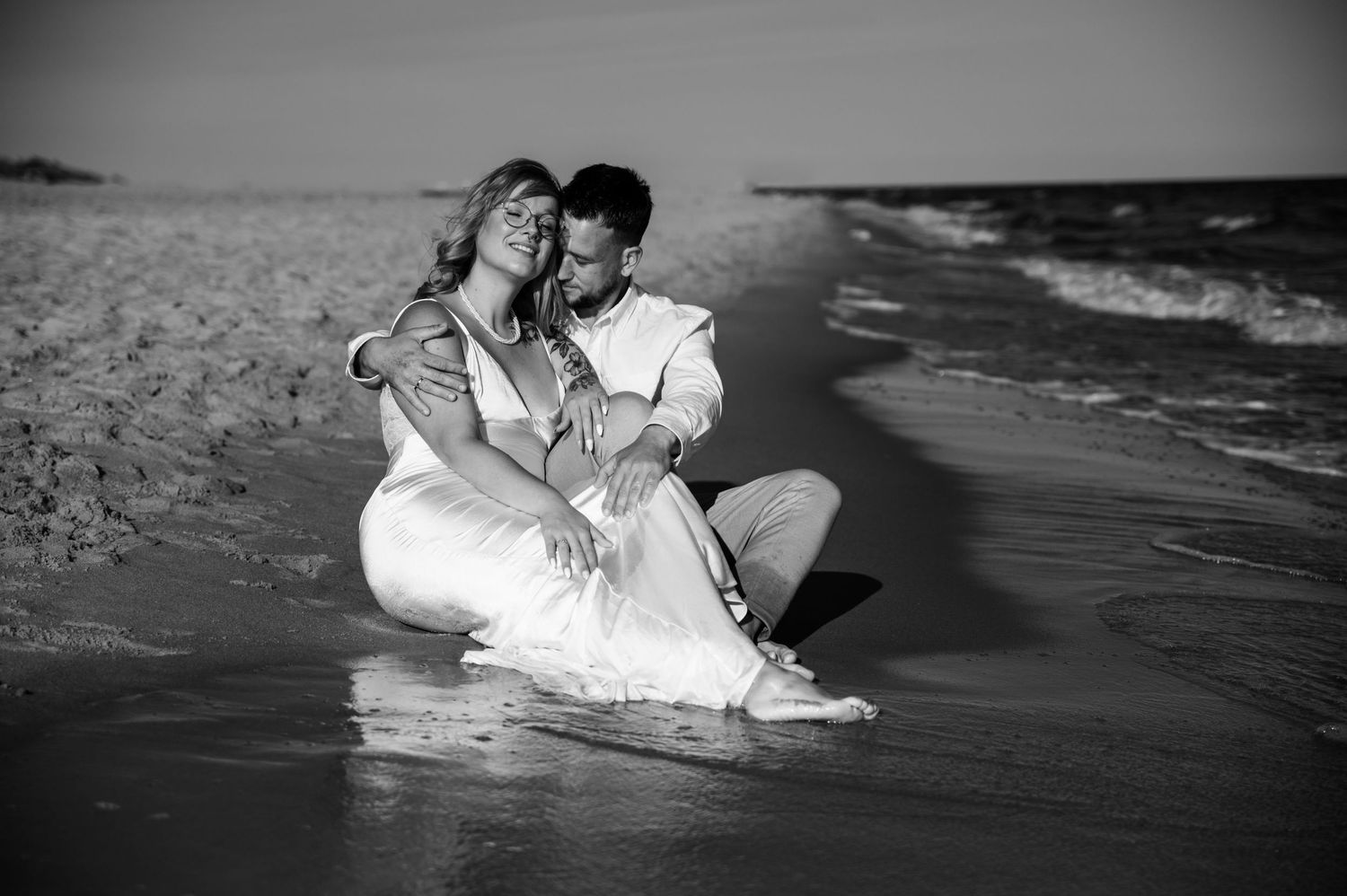 Ślubna sesja w falach Bałtyku – zmysłowa fotografia nowożeńców na plaży