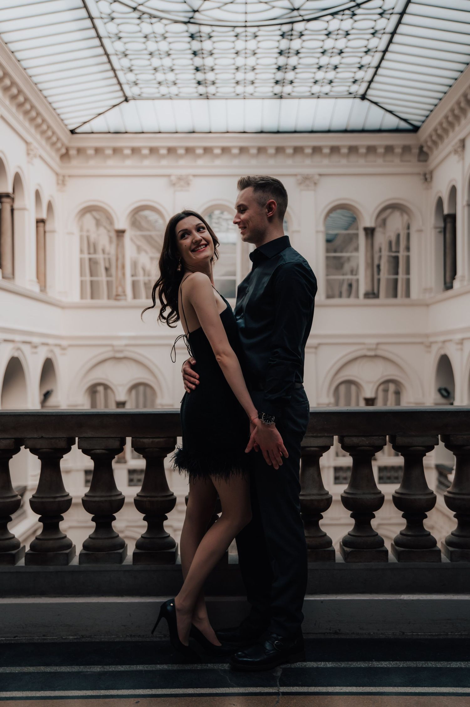 Sesja w muzeum we Wrocławiu – sztuka i uczucie połączone w eleganckim kadrze