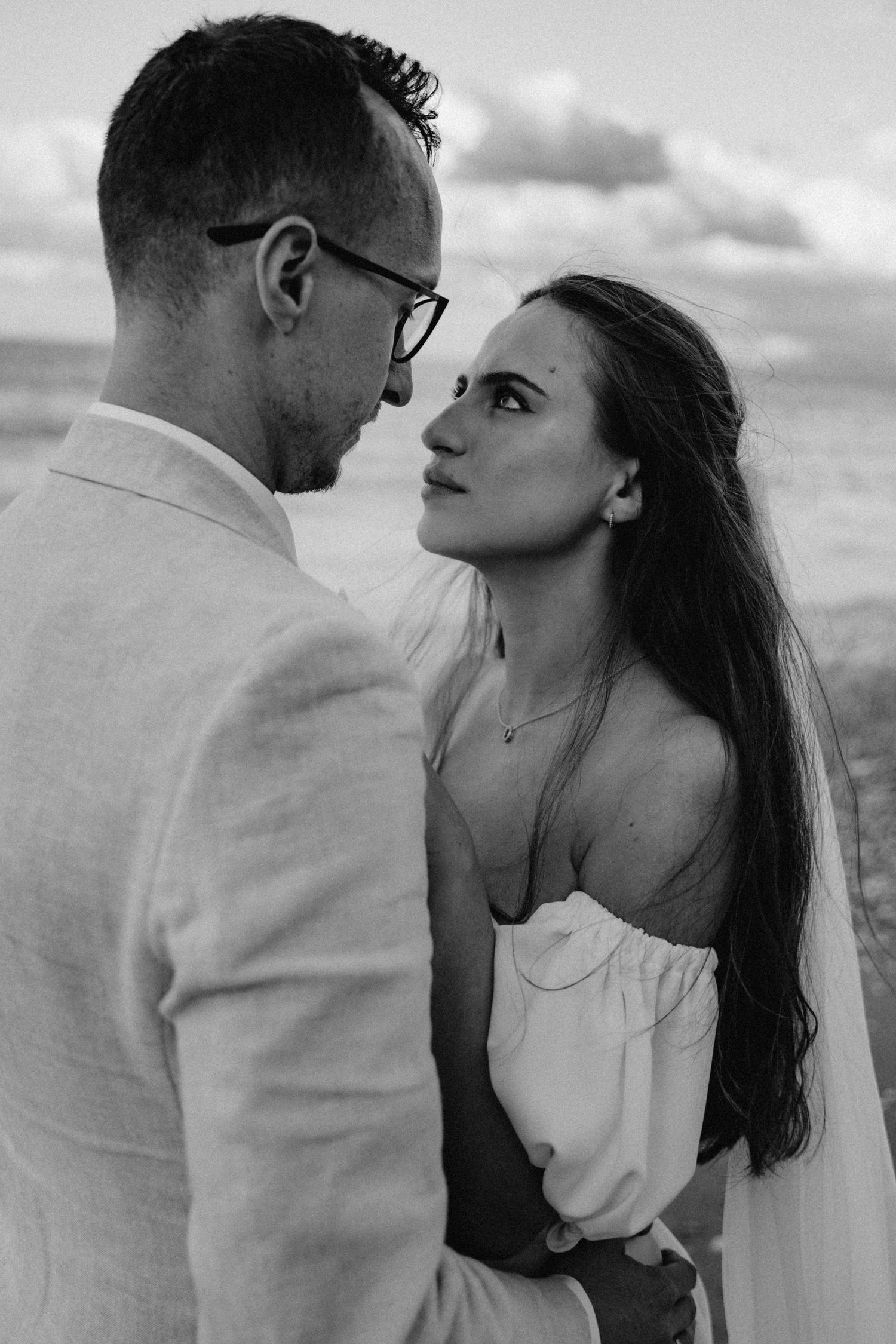 Zakochani w objęciach przy linii fal – eteryczna fotografia z plaży Castellammare