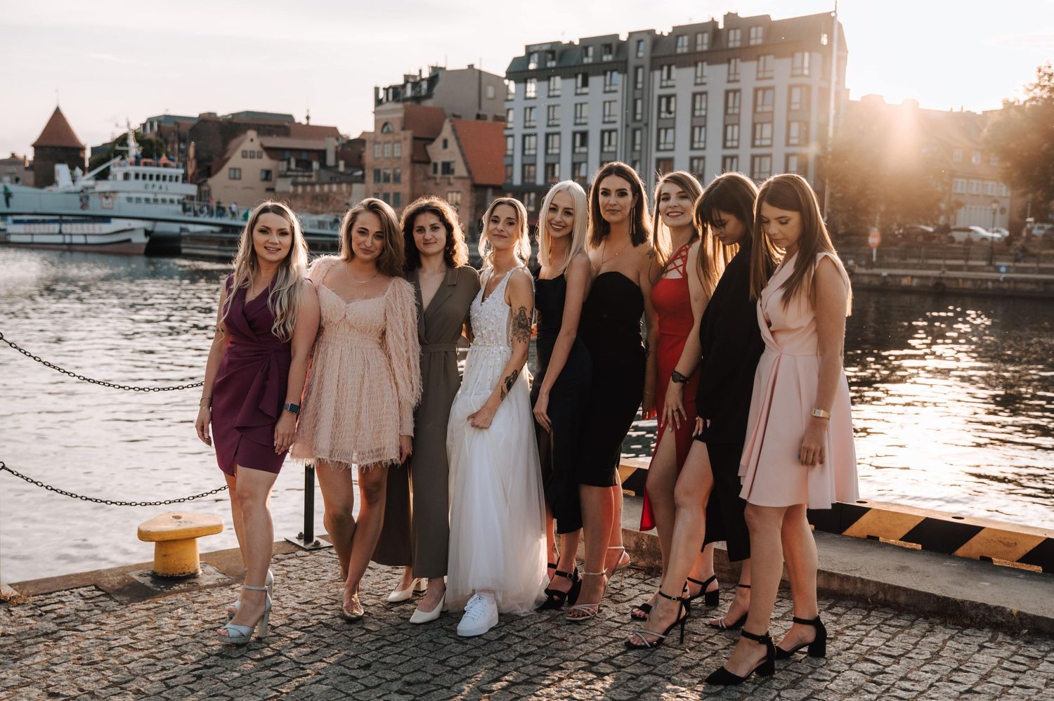 Radosne kadry z gośćmi nad wodą – fotografia ślubna Gdańsk