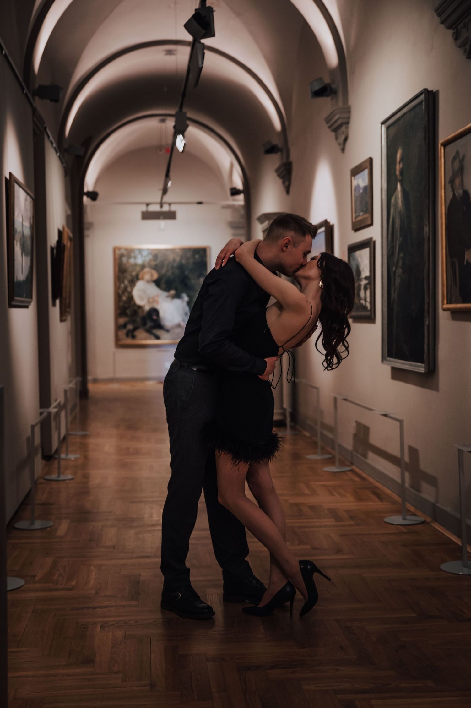Naturalne emocje i ponadczasowe kadry – sesja narzeczeńska Wrocław w muzeum