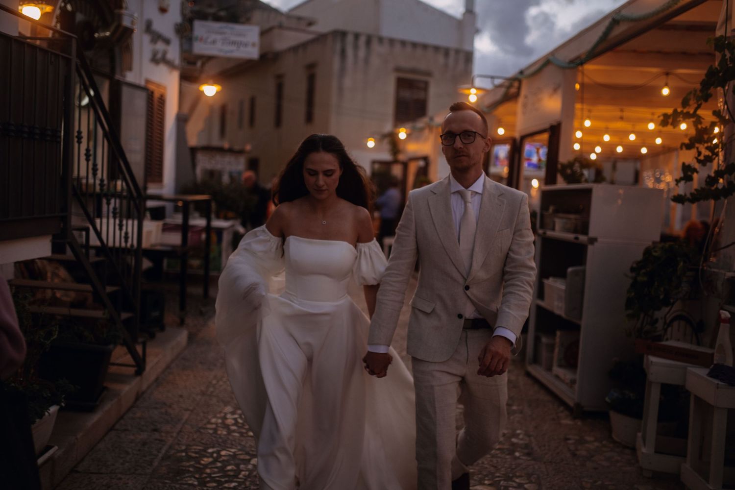 Para młoda spacerująca uliczkami Castellammare del Golfo – elegancka sesja ślubna we włoskim miasteczku