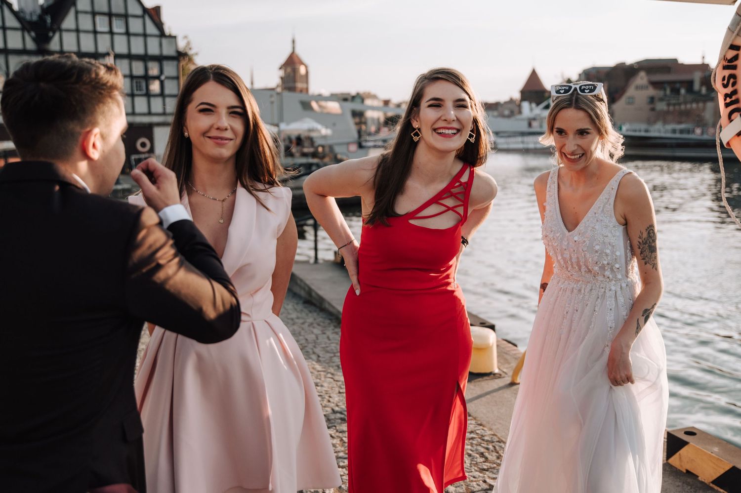 Fotografia grupowa Pary Młodej nad wodą – ślubny plener w centrum Gdańska