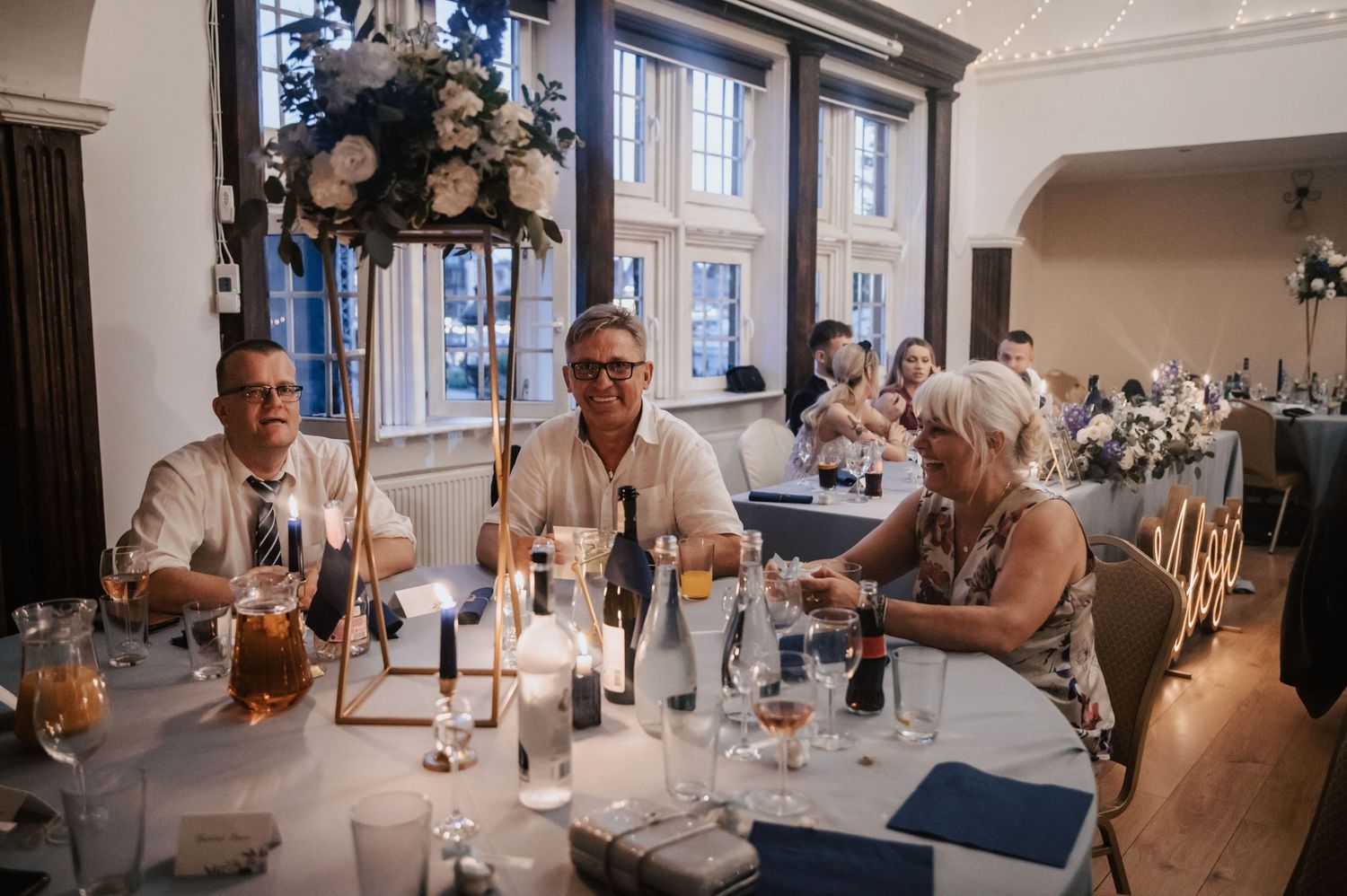 Goście weselni przy stołach – rozmowy, śmiech i bliskość w Restauracji Ołowianka