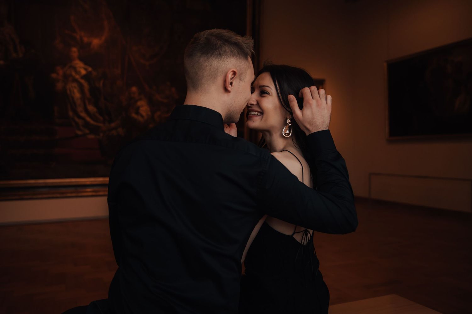 Ponadczasowe zdjęcia narzeczeńskie w przestrzeni Muzeum Narodowego