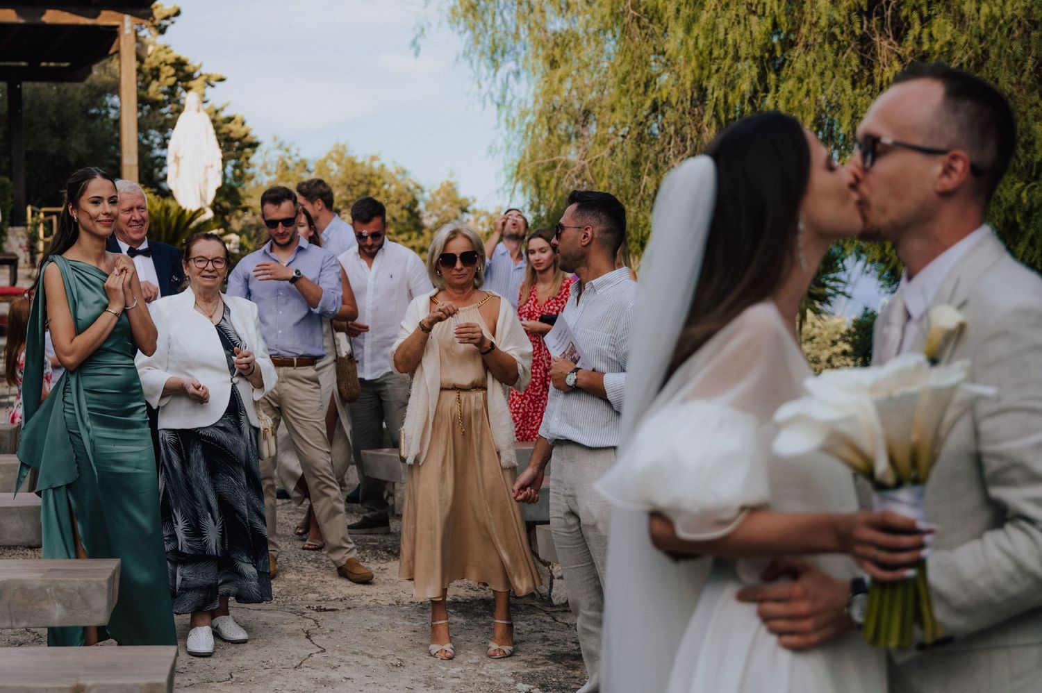 Radosne wyjście nowożeńców z plenerowej ceremonii ślubnej w Scopello na Sycylii
