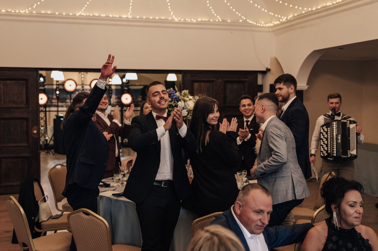 Goście weselni bawią się podczas przyjęcia w restauracji Ołowianka w Gdańsku. Radość, taniec i muzyka na eleganckim weselu.