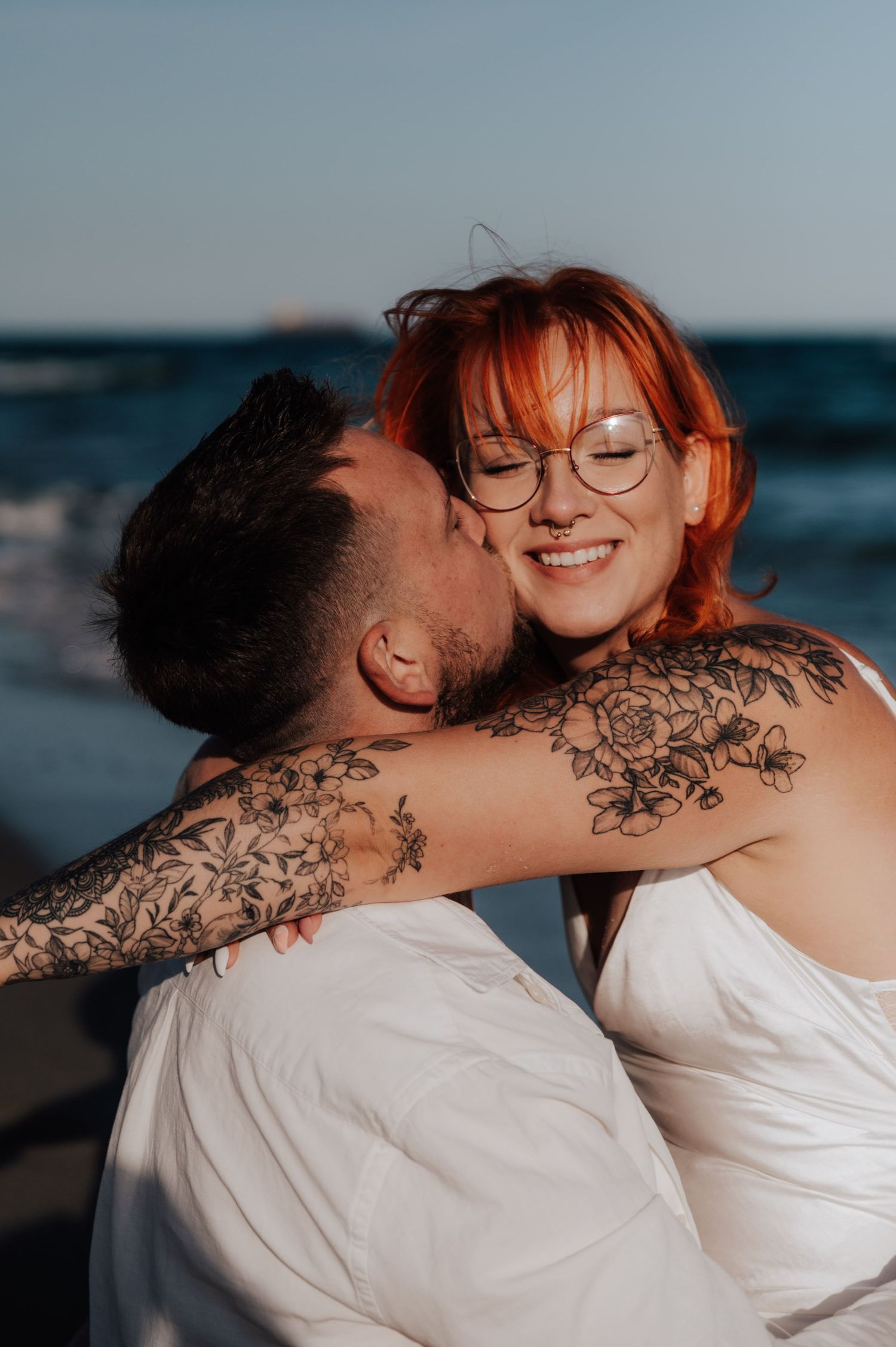 Sesja ślubna na plaży – bliskość, czułość i romantyczne ujęcia w stylu boho