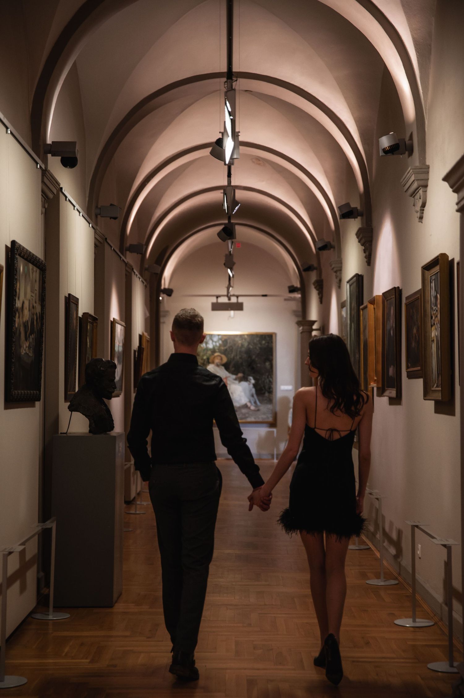 Para narzeczonych pośród klasycznych dzieł sztuki w Muzeum Narodowym we Wrocławiu