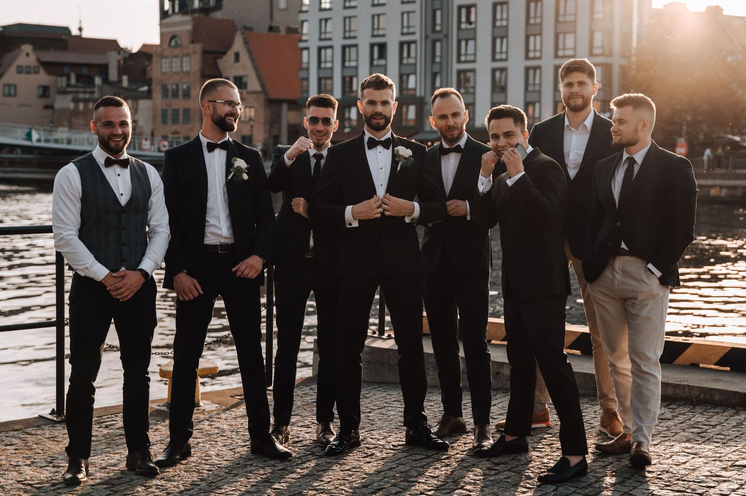 Zdjęcia grupowe z przyjaciółmi nad Motławą – ślub Dominiki i Pawła w Gdańsku