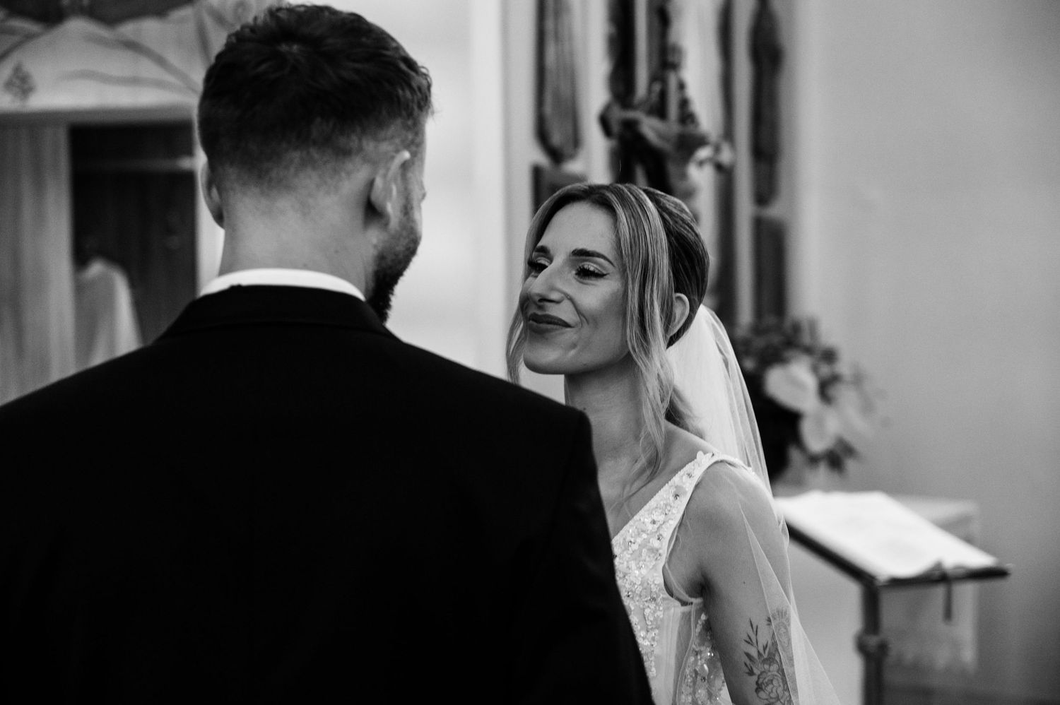 Spojrzenia zakochanych podczas przysięgi małżeńskiej – ceremonia ślubna Gdańsk