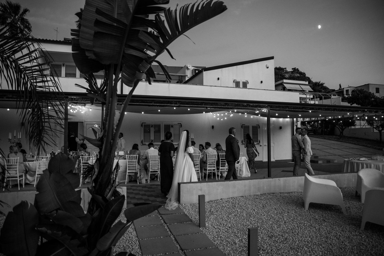 Księżyc nad palmami i światłami wesela – symboliczny moment letniej nocy na Sycylii