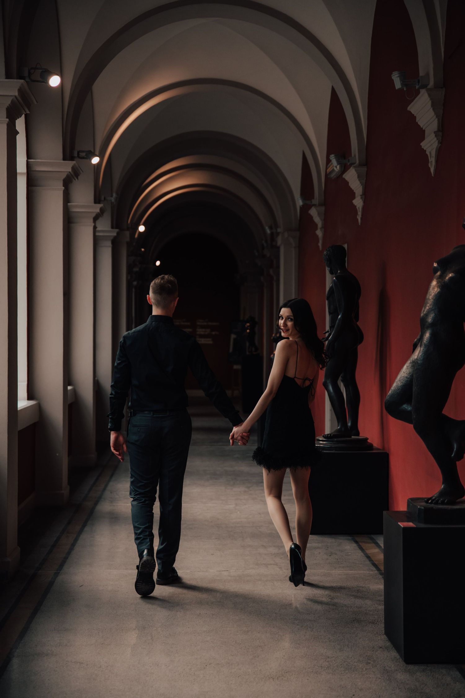 Sesja narzeczeńska w Muzeum Narodowym we Wrocławiu, para przechadza się korytarzami.