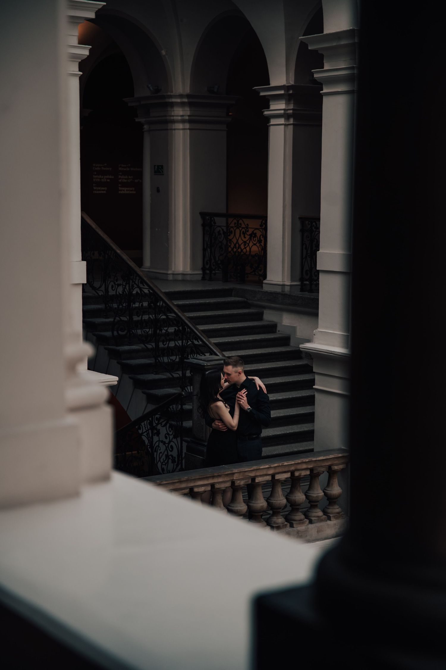 Sesja w muzeum z fotografem ślubnym z Wrocławia – klasyczne wnętrza, subtelne kadry