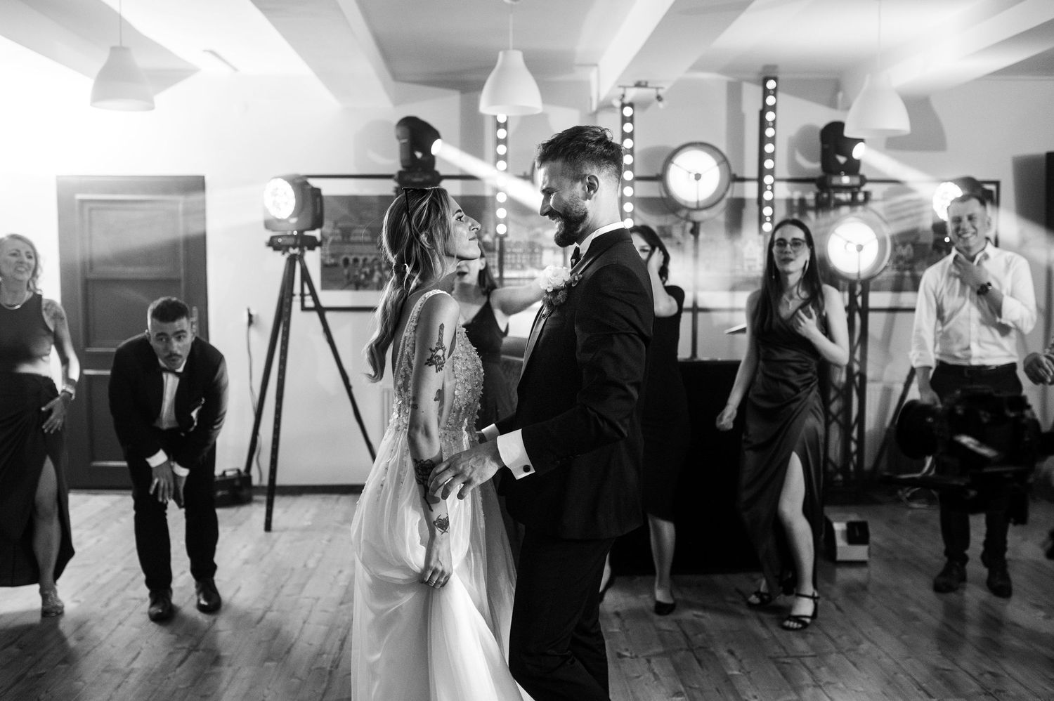 Dynamiczny kadr pary młodej z parkietu w Restauracji Ołowianka w Gdańsku.