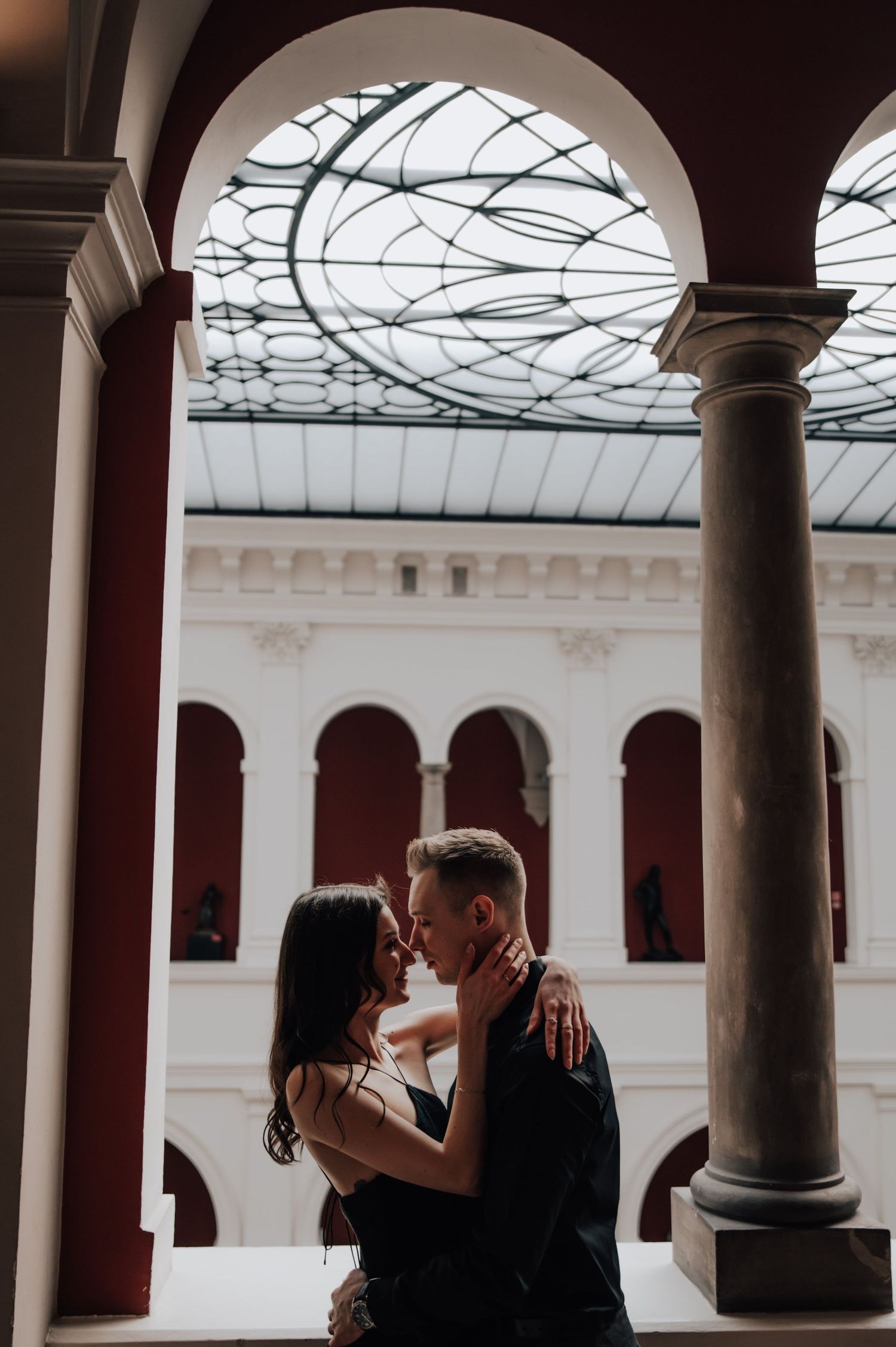 Fotograficzna sesja w muzeum we Wrocławiu – klasyczne otoczenie i autentyczne emocje