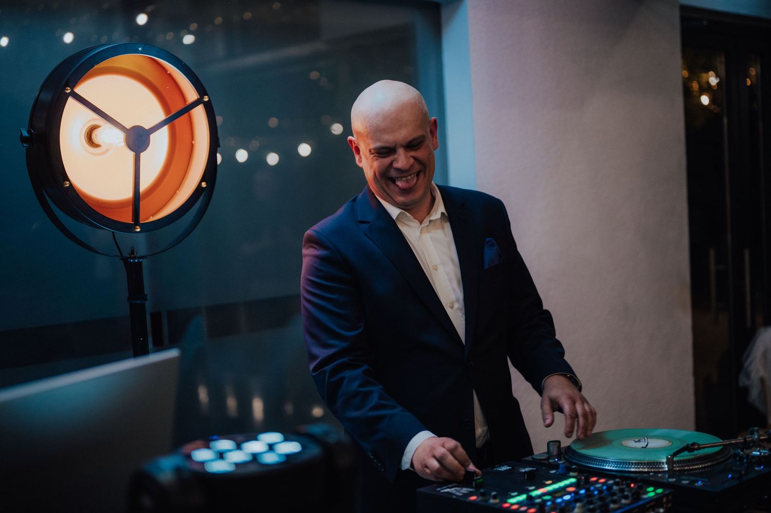 Uśmiechnięty DJ grający set weselny – muzyka i światła w Willi Słonecznej w Dębowcu.