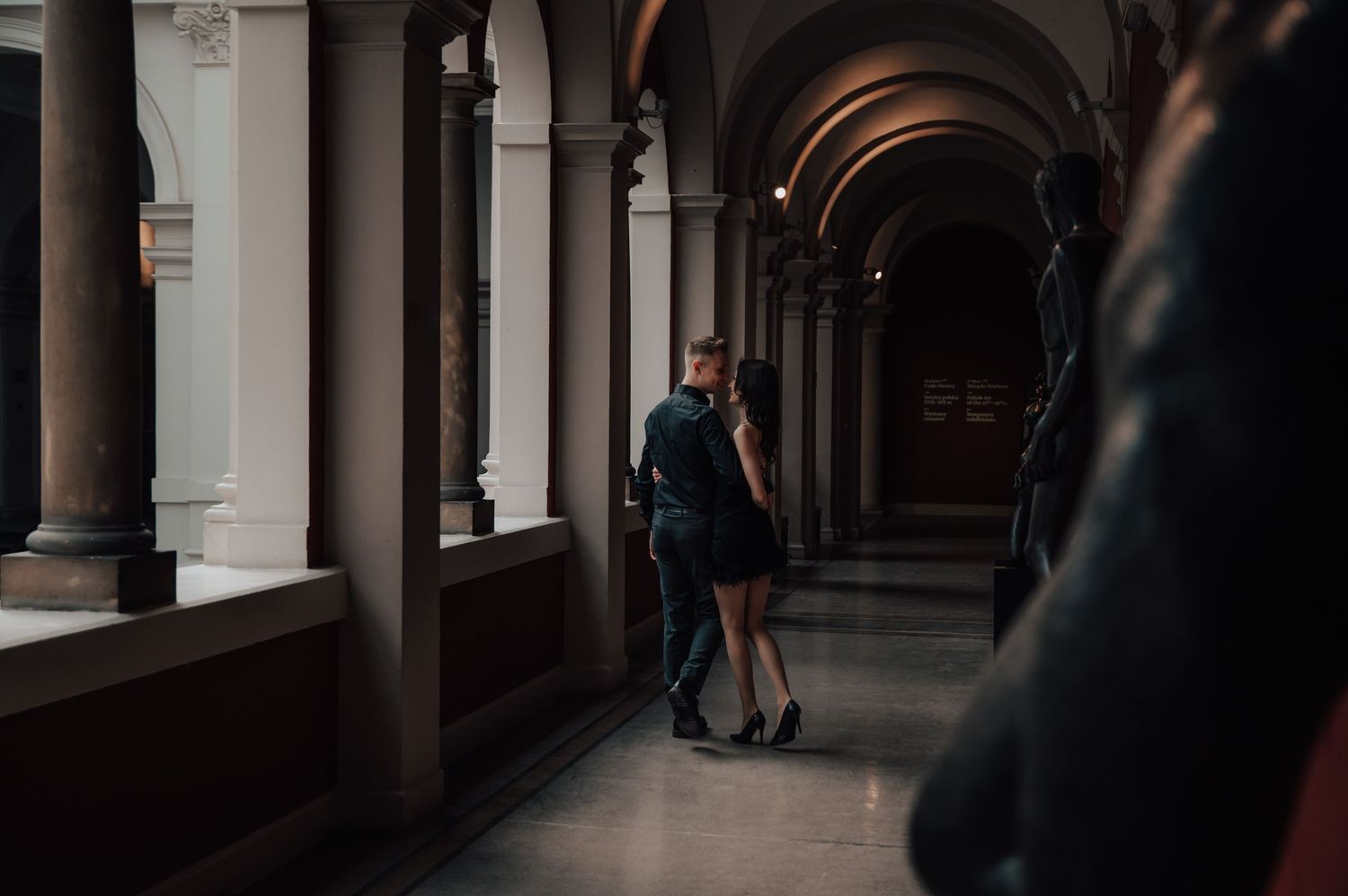 Romantyczna sesja w muzeum – elegancka para na tle dzieł malarstwa i rzeźby