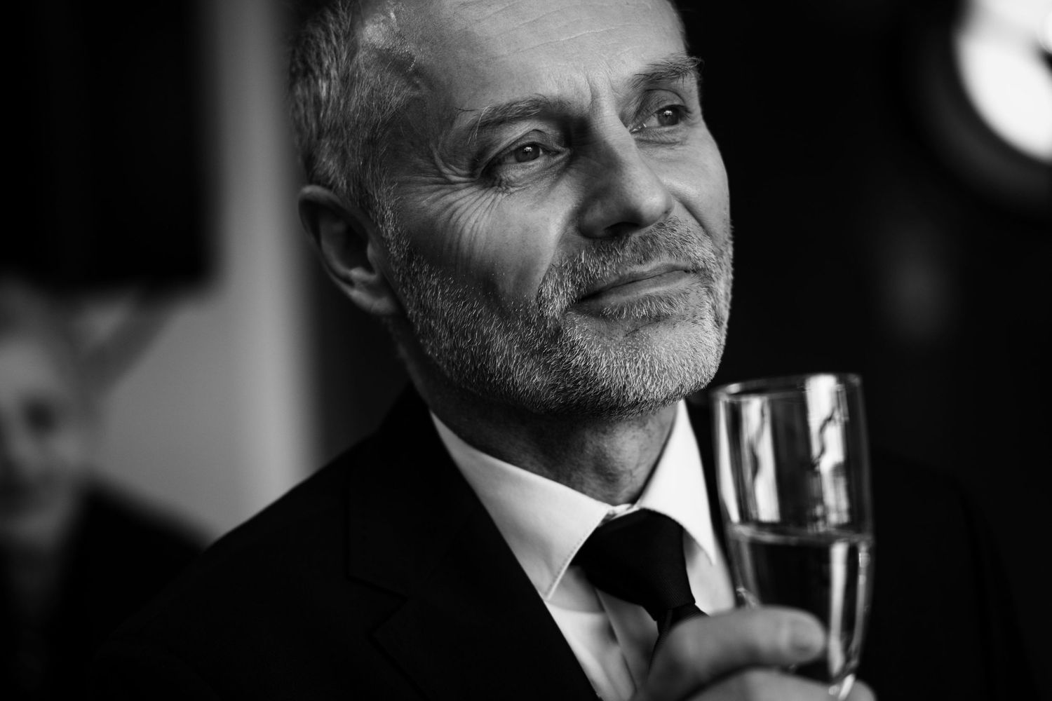 Czarno-biały portret taty Pana Młodego.