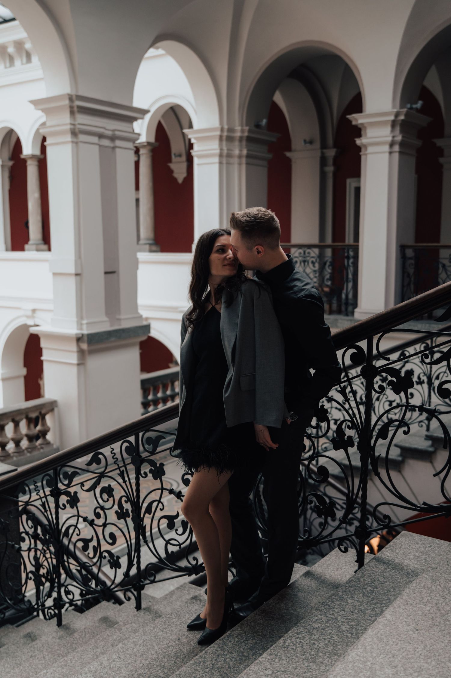 Romantyczna sesja narzeczeńska we wnętrzach muzealnych – sztuka i uczucie