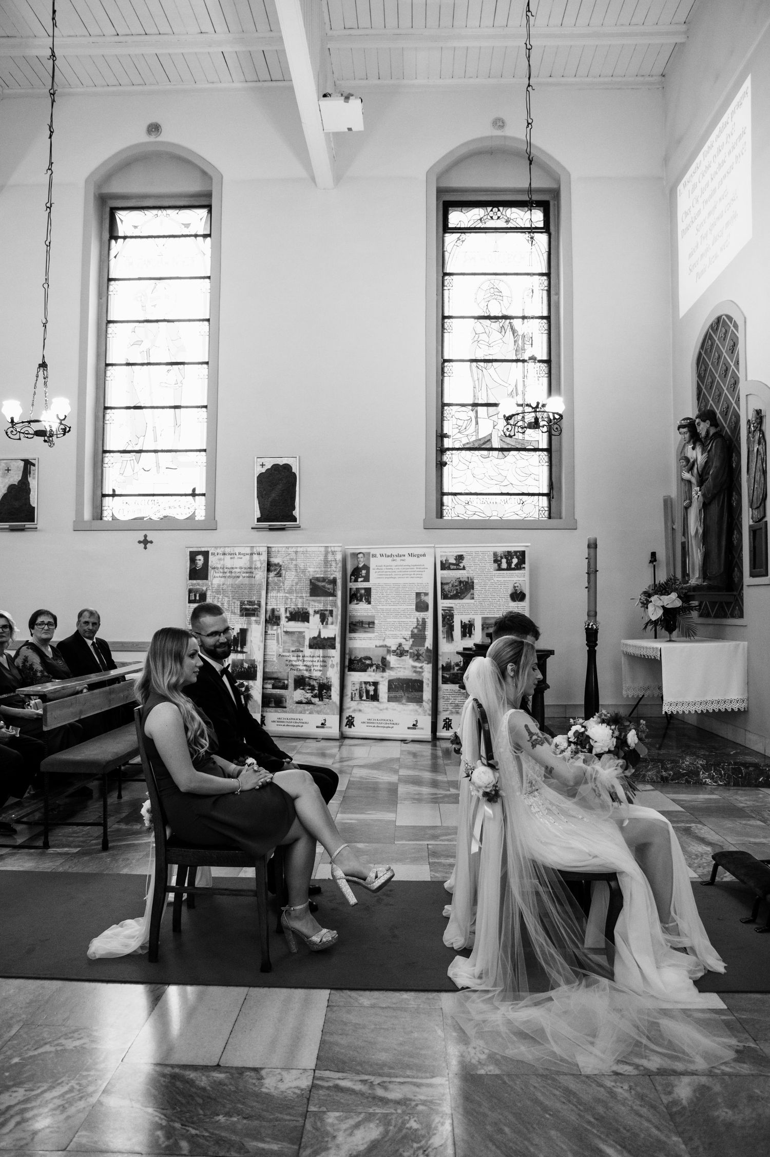 Ceremonia ślubna w Gdańsku – Para Młoda i świadkowie w kościele, moment przysięgi