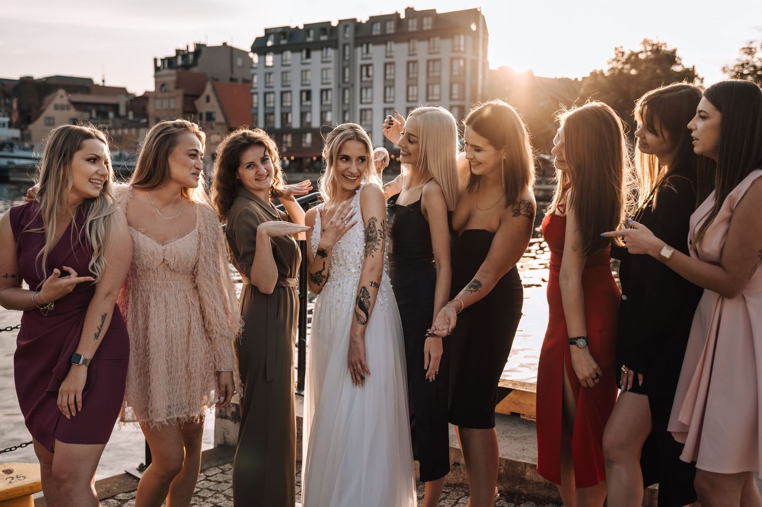 Grupowe zdjęcia po ceremonii – naturalne ujęcia z przyjaciółmi nad rzeką
