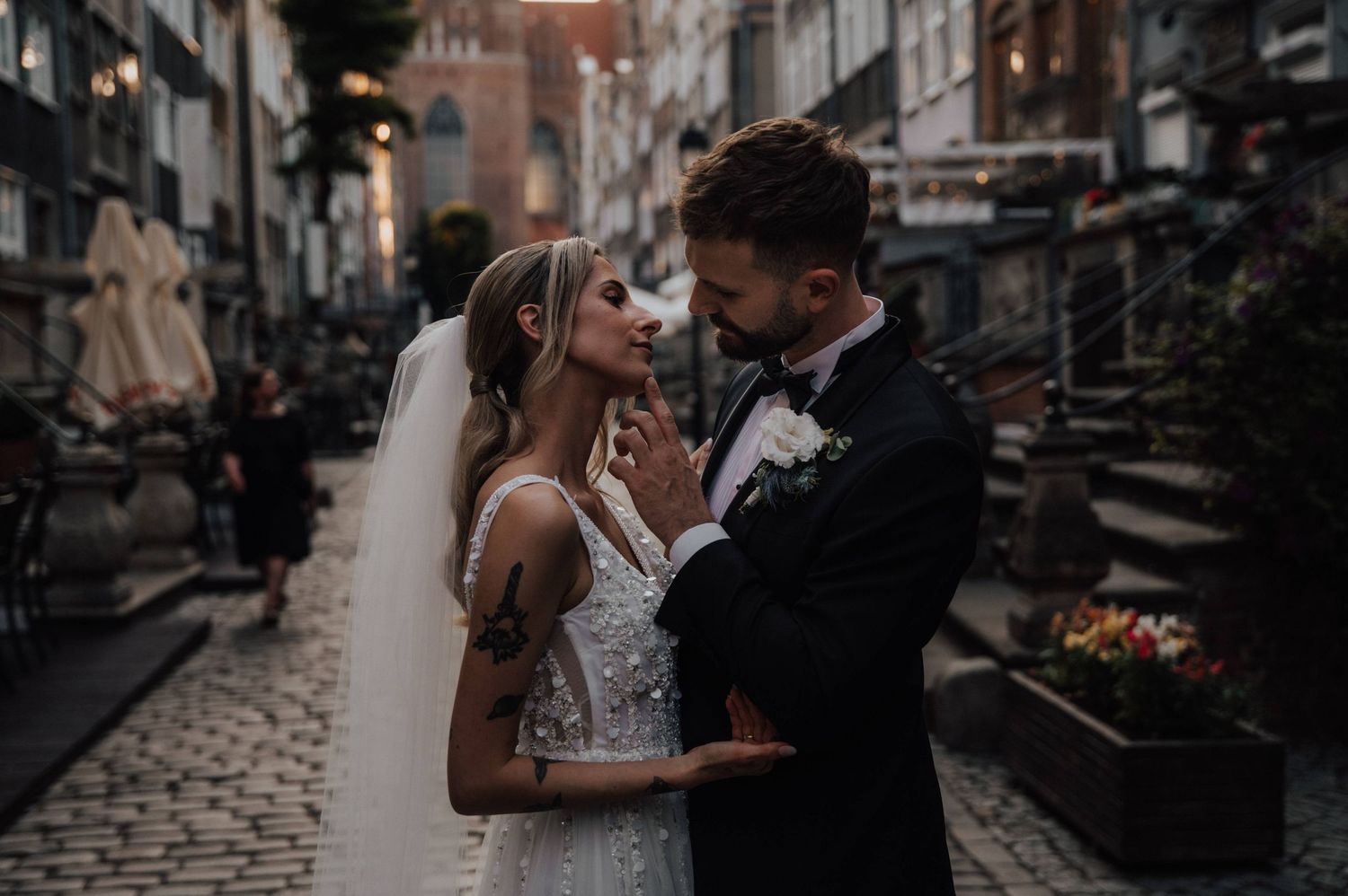 Romantyczny ślub w sercu Gdańska, sesja ślubna na ulicy Mariackiej. Para młoda o zachodzie słońca. Fotograf ślubny.