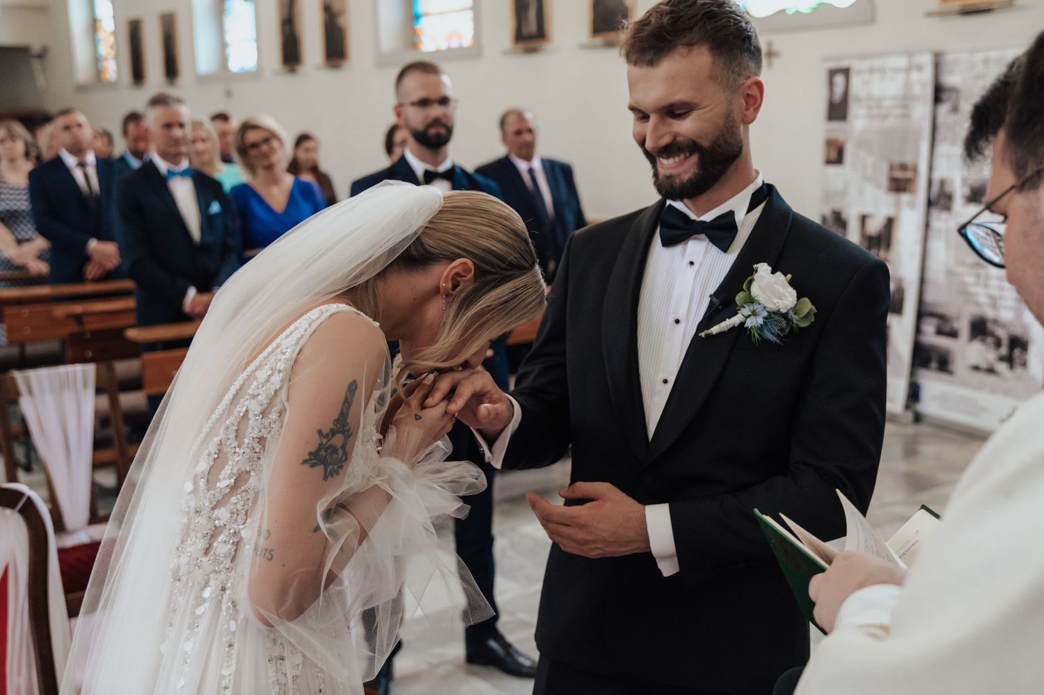 Wzruszający moment podczas przysięgi — Panna Młoda całuje dłoń Pana Młodego w kościele w Gdańsku