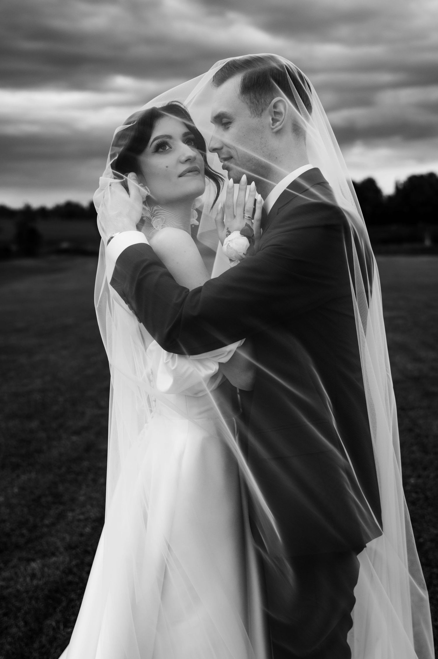 Czarno-biała fotografia ślubna pary młodej pod welonem, marzycielska fotografia ślubna, Willa Słoneczna w Dębowcu.