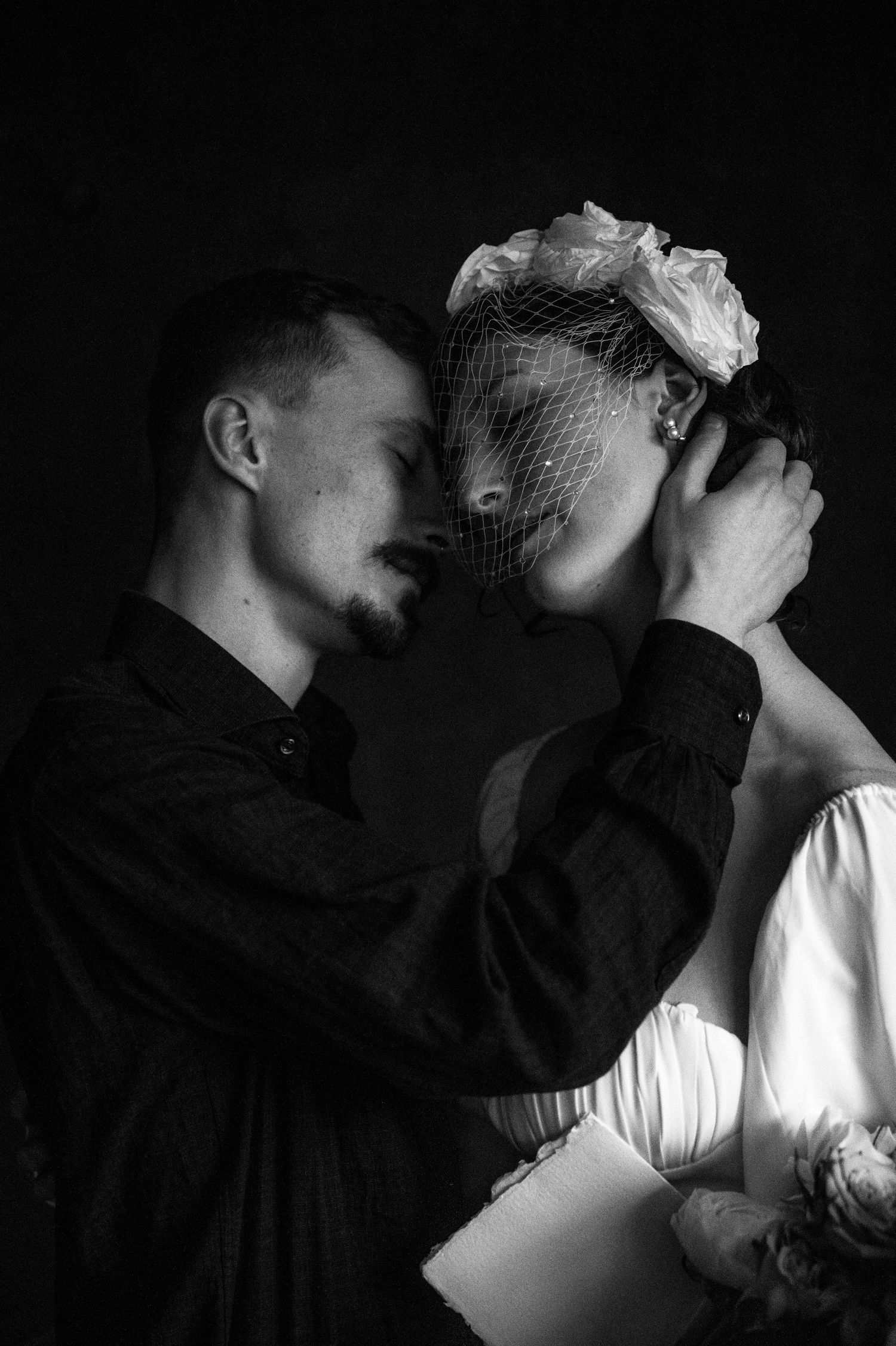 Artystyczne ujęcie pary młodej – głęboka intymność i emocje. Studio Thymka Warszawa.