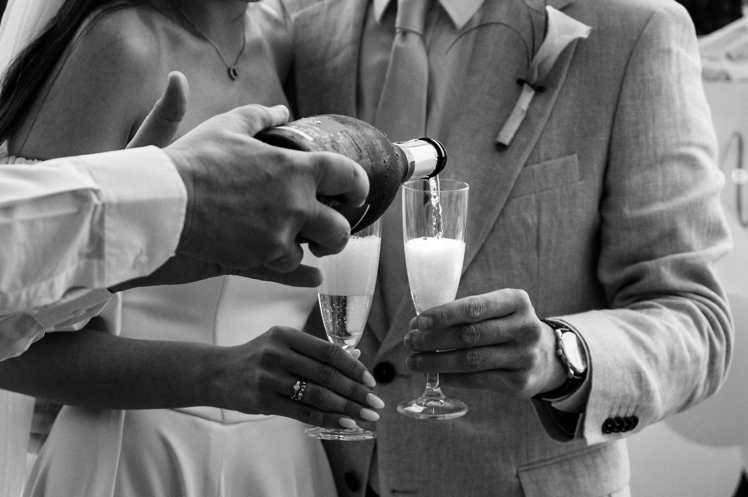 Symboliczny toast pary młodej szampanem w eleganckim otoczeniu.