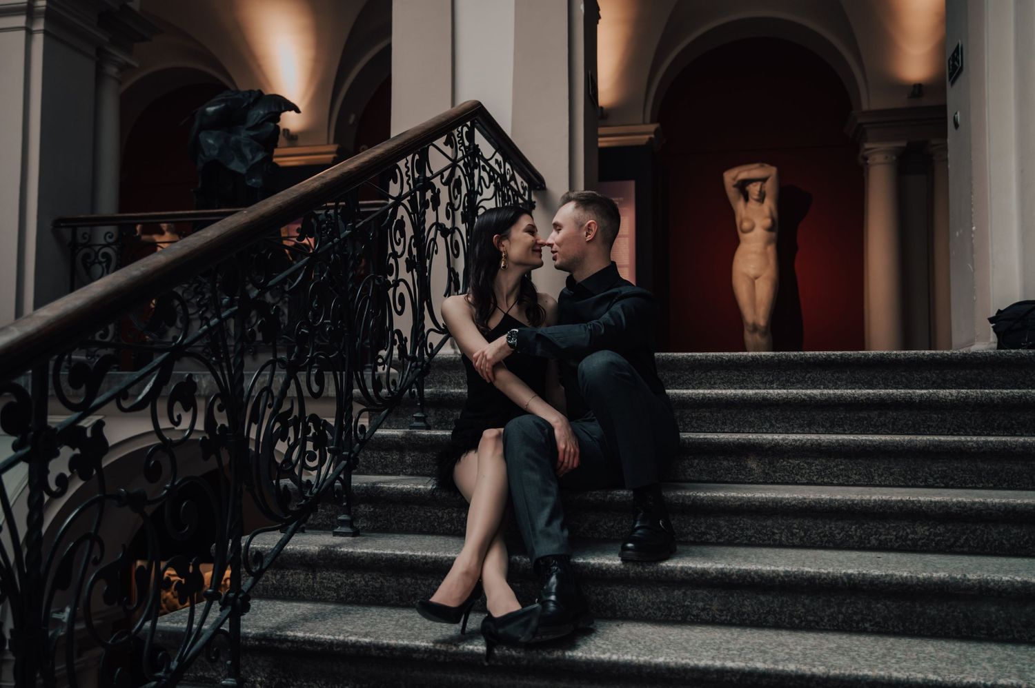 Emocjonalna sesja w muzeum – narzeczeni na tle klasycznych ekspozycji