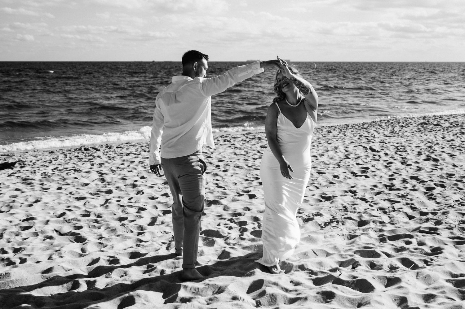 Fotografia ślubna na plaży z widokiem na morze i wydmy – subtelna, emocjonalna estetyka