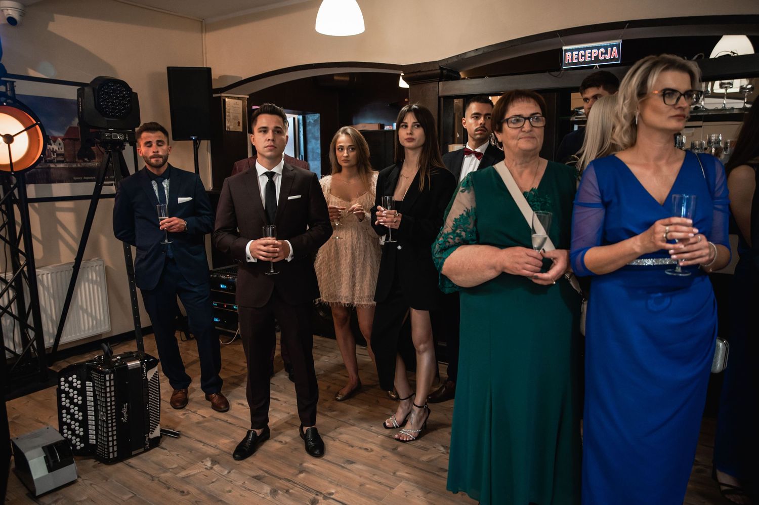 Goście weselni skupieni na Pary Młodej – moment przemówienia lub prezentacji podczas ślubu w Gdańsku