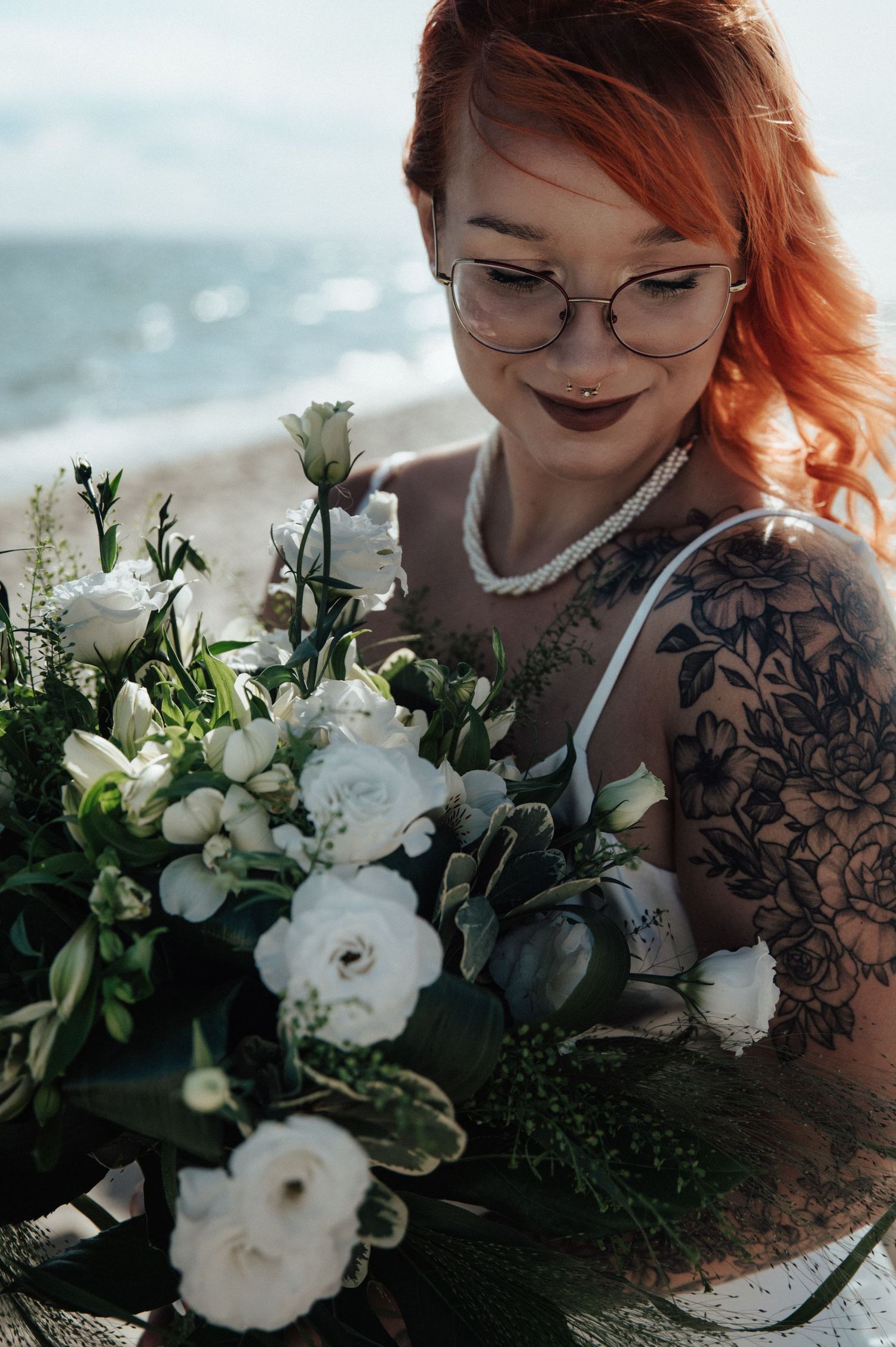 Portret panny młodej z bukietem na plaży, półwysep helski, ślub na plaży.