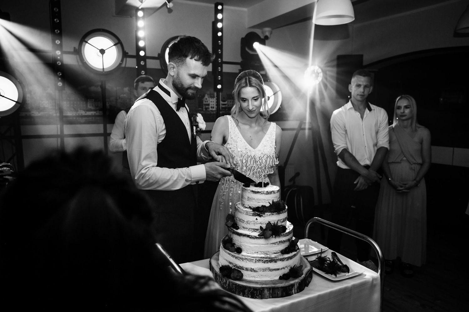 Krojenie tortu weselnego – klasyczny moment Pary Młodej w Gdańsku