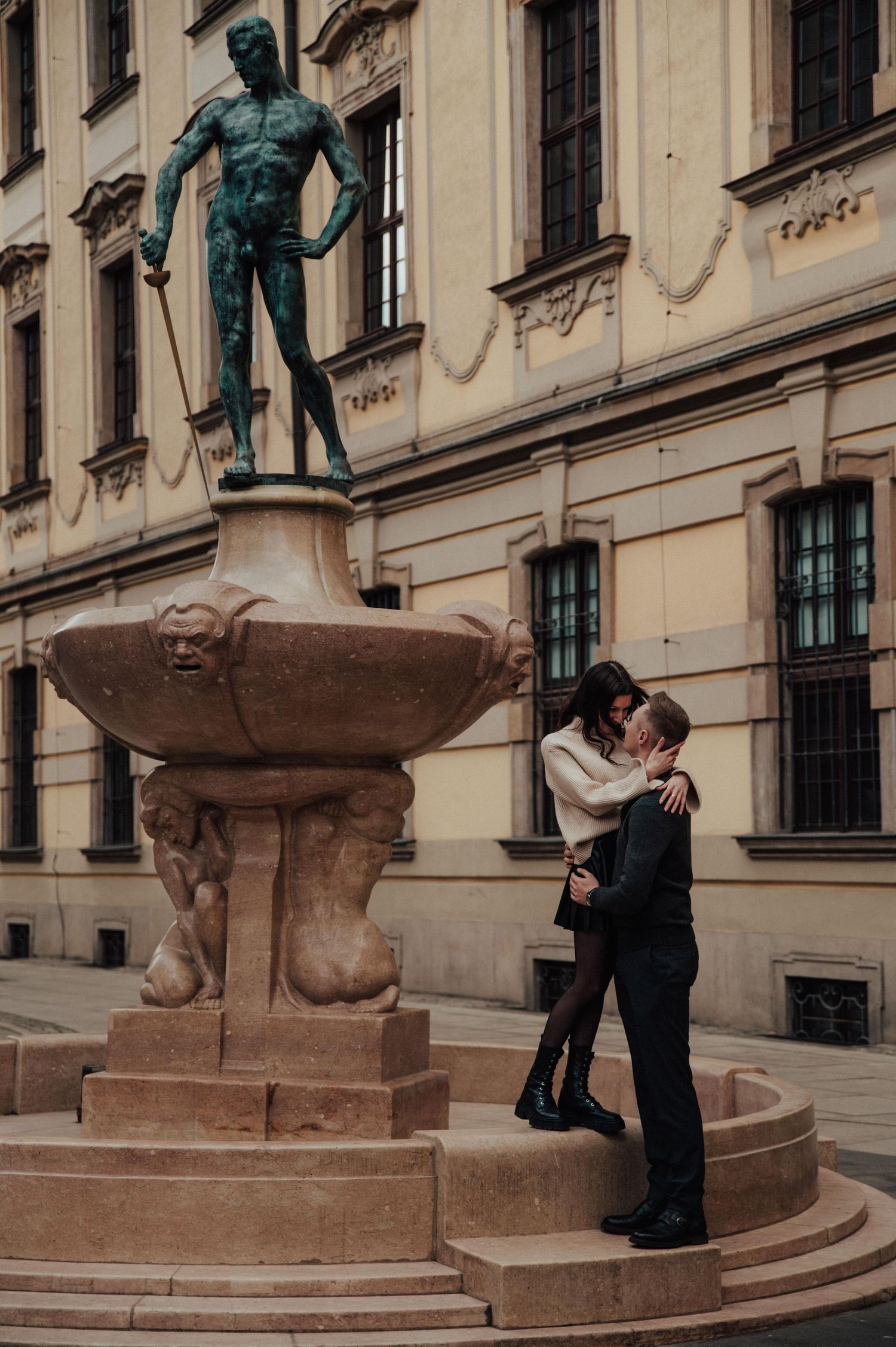 Elegancka sesja przy fontannie – Wrocław jako tło dla naturalnych emocji