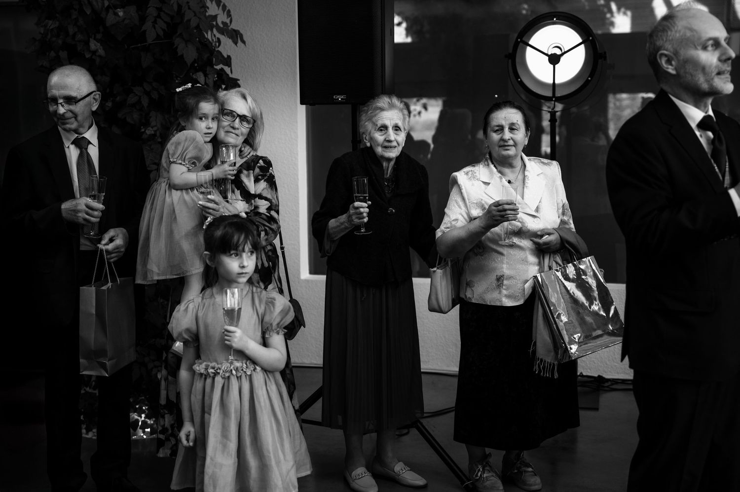 Stylowi goście podczas toastu – luksusowa oprawa i filmowy klimat eleganckiego wesela.