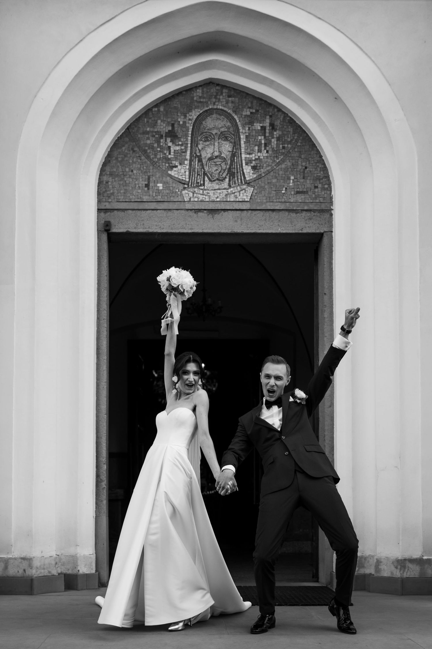 Pełne entuzjazmu wyjście z kościoła pary młodej.