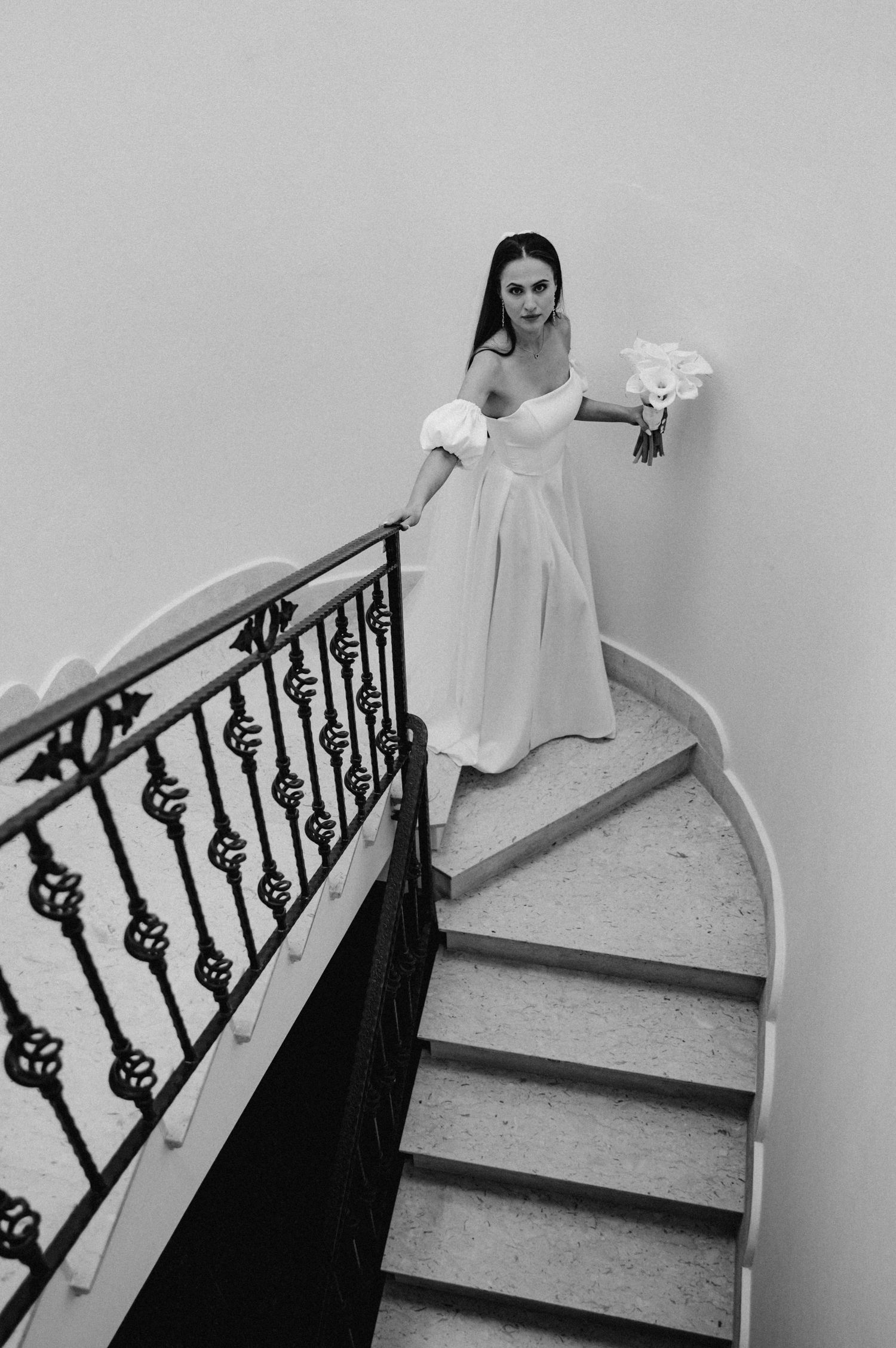 Świadek przypinający boutonniere panu młodemu – elegancki detal przygotowań ślubnych