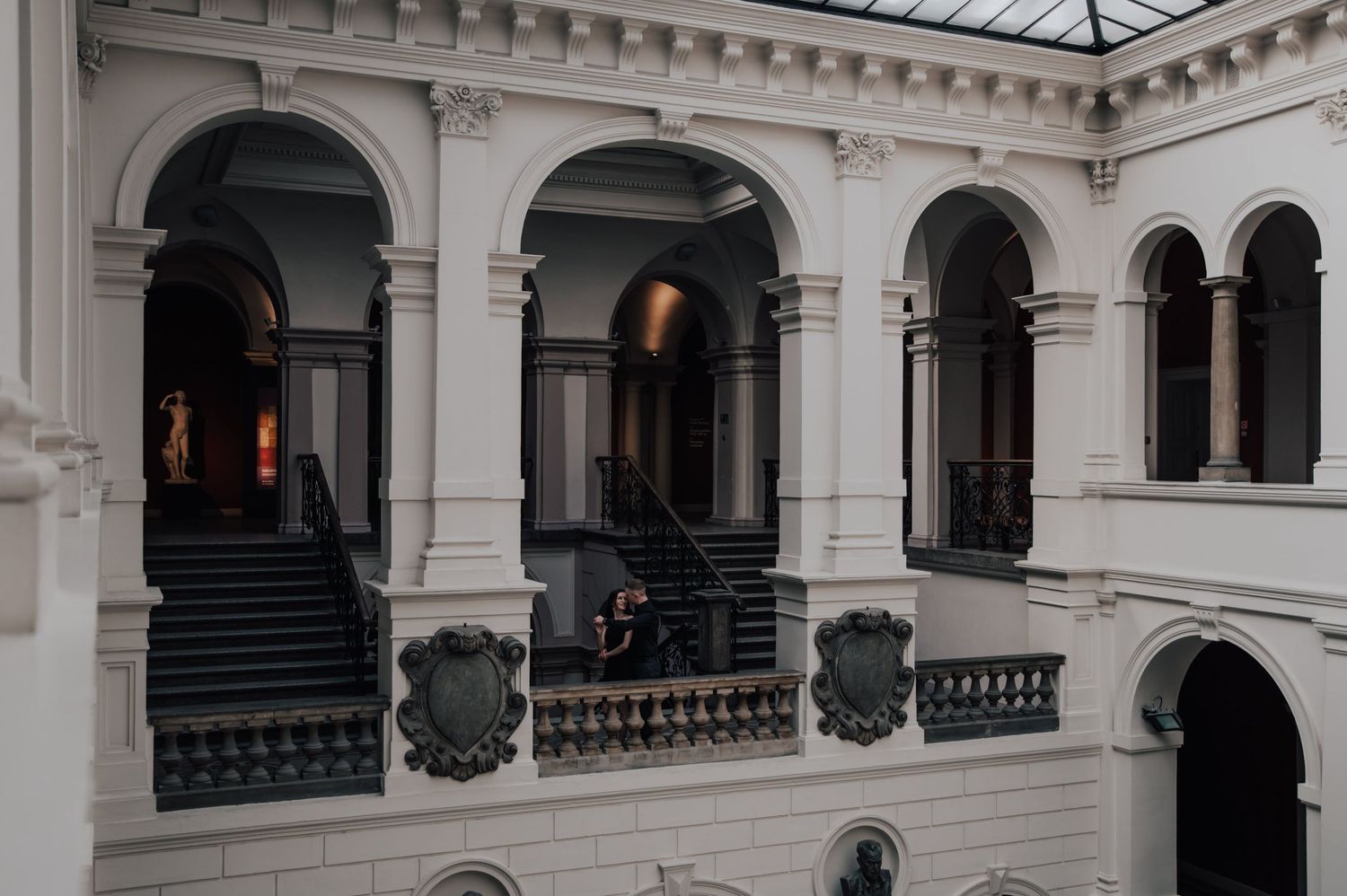 Artystyczna sesja w Muzeum Narodowym – narzeczeni w przestrzeni pełnej historii