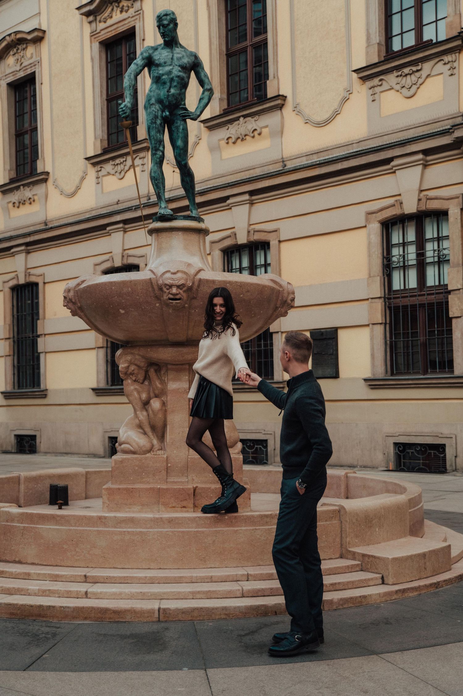 Narzeczeni przy fontannie – zdjęcia z sesji w centrum Wrocławia