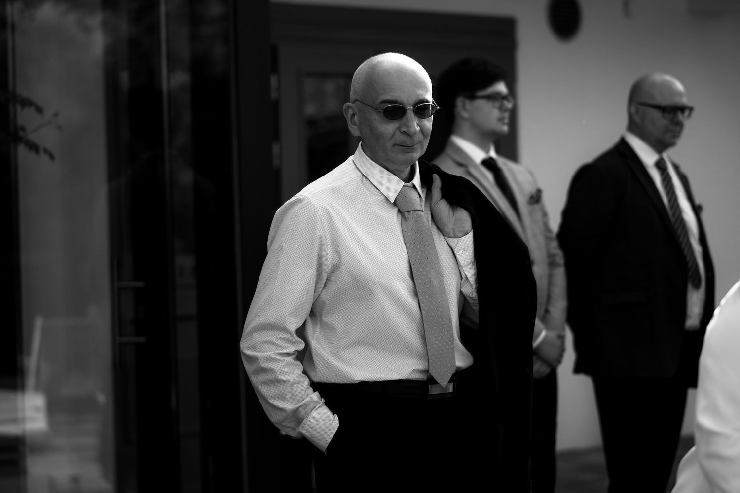Stylowy gość przed Willą Słoneczną – elegancja i luz przed ceremonią ślubną w Dębowcu.